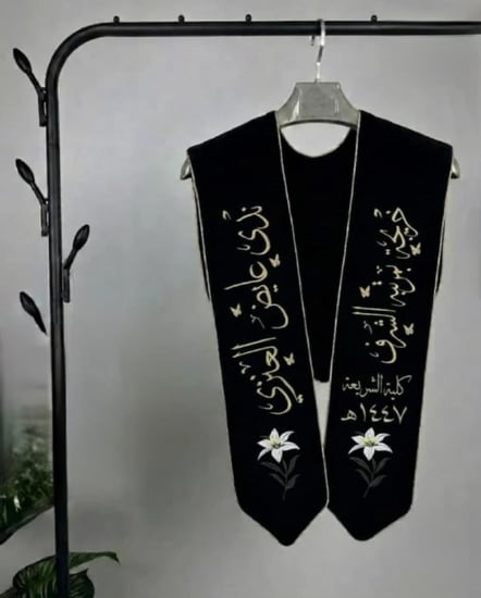 وشاح تخرج مخمل لون أسود مع تطريز الورد من متجر فرح