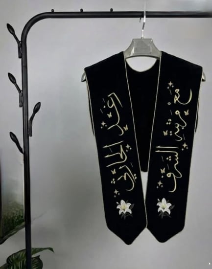 وشاح تخرج مخمل لون أسود مع تطريز الورد من متجر فرح