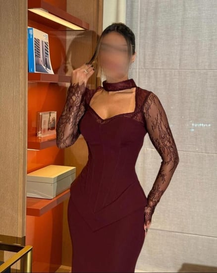فستان عنابي دانتيل