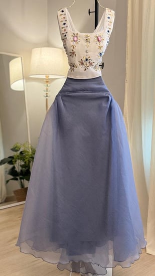 بلوزة وتنورة مع تطريز مميز