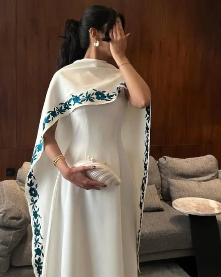 فستان أبيض مع وشاح من سكر Sukar