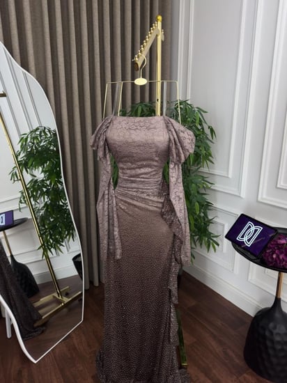 فستان تَرَاتيل الدانتيل