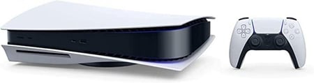 جهاز تشغيل PlayStation 5 أبيض مع يد تحكم وفتحة أقراص ومنافذ USB للاعبين