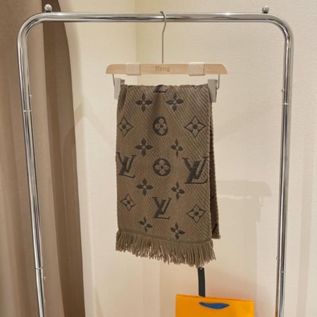 Lv scarf