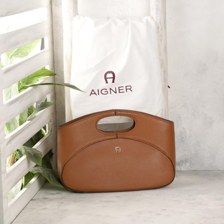 شنطة aigner
