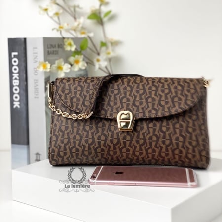 شنطة aigner