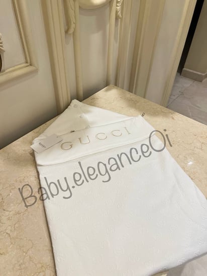 طقم مواليد قوتشي ابيض