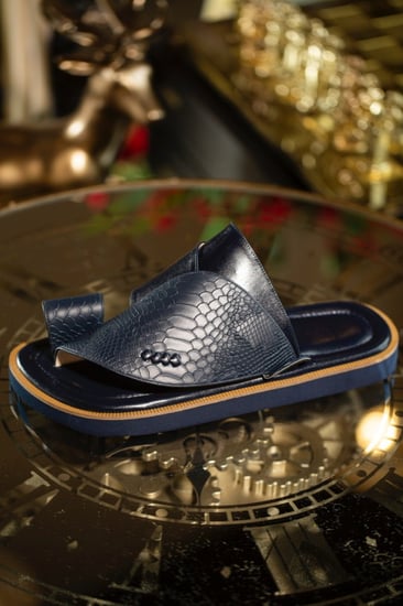 حذاء شرقي اسود