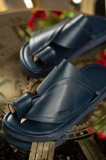 حذاء شرقي فخم