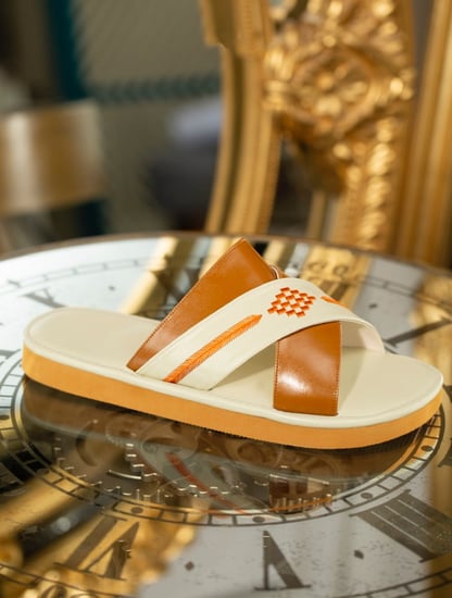 حذاء شرقي مريح