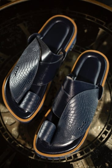 حذاء شرقي اسود