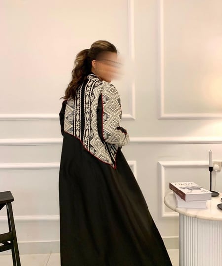 عباية كريب تفتة مزينة بنقوش السدو