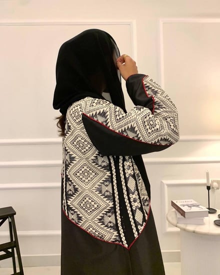 عباية كريب تفتة مزينة بنقوش السدو