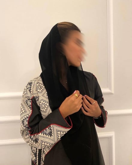 عباية كريب تفتة مزينة بنقوش السدو