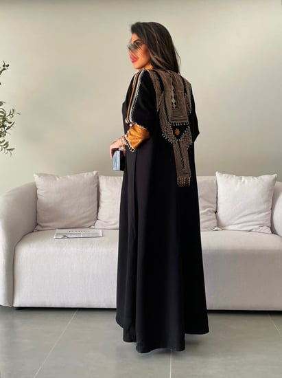 عباية عسيرية بتطريز تراثي راقي