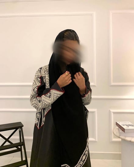 عباية كريب تفتة مزينة بنقوش السدو