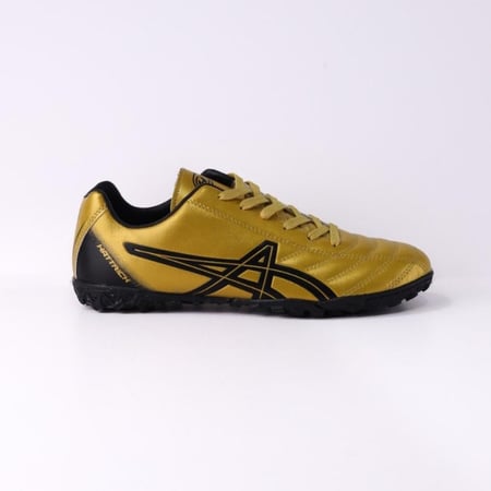 حذاء كرة قدم ذهبي هاتريك