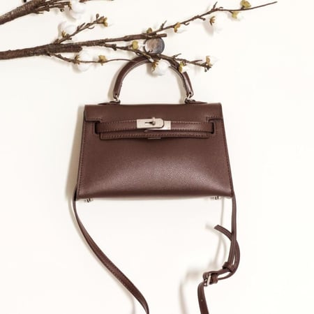 كيلي بني قفل فضي