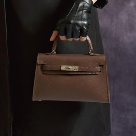 كيلي بني قفل فضي