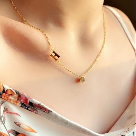 سلسال حرف جانبي مميز مطلي ذهب حسب الطلب -كازار