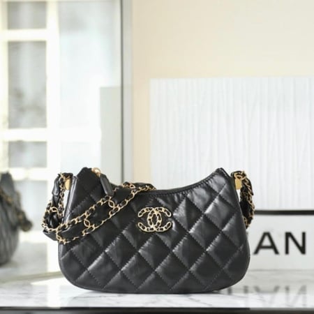 حقيبه من CHANEL