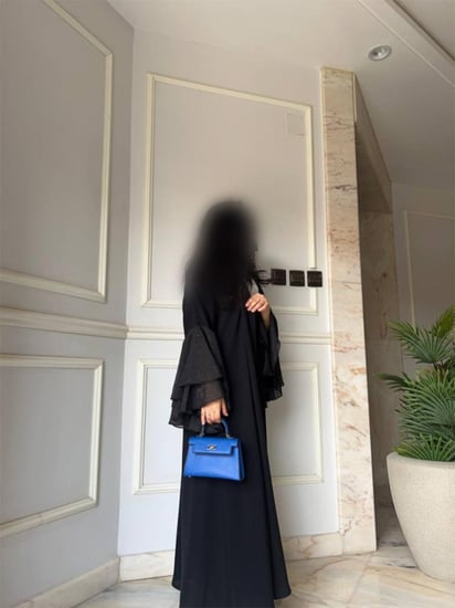 عباية اورقانزا – سواد فاحم ولمسة ملكية فاخرة