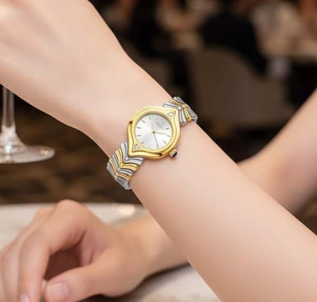 ساعة نسائي مختلفة