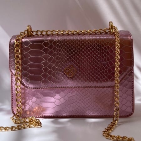 حقيبة (فرس)  باللون الوردي اللامع