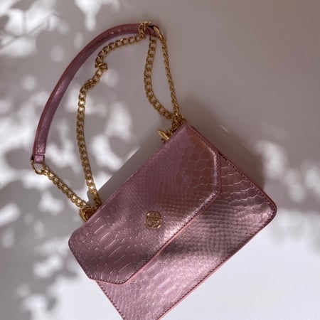 حقيبة (فرس)  باللون الوردي اللامع