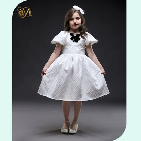 فستان  منقط و فيونكة سوداء