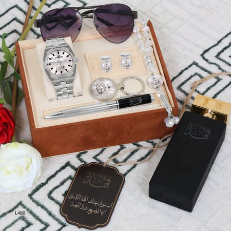 أطقم رجالية حديثة بساعة راقية وإكسسوارات مميزة بإسم من تحب