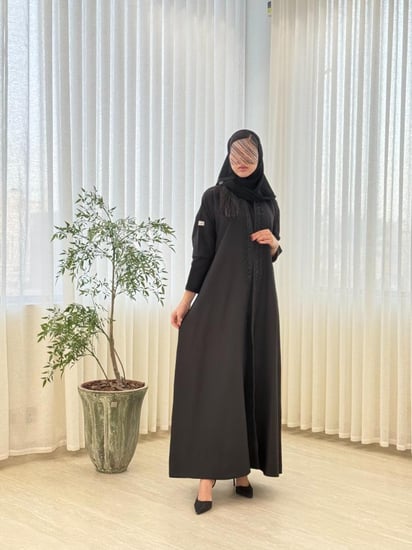 عباية جوراي بقماش كريب باربي مزين بشك اسود