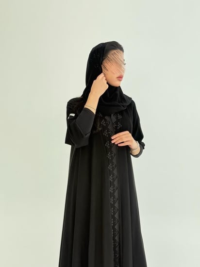 عباية فرحه بقماش ملكي بتطريز كرز دبل كلوش اسود 2