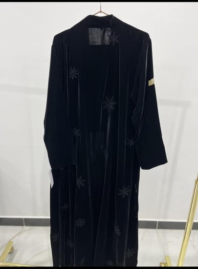 عباية نجمه بقماش مخمل كوري مطرز نجوم اسود