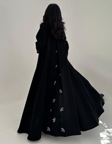 عباية سوداء أكمام مطرزه وكسره مطرزة كلوش