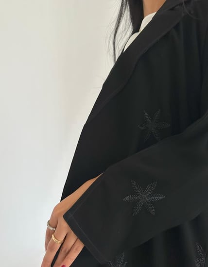 عباية كريب ملكي رسمي مطرز كلوش سواد فاحم