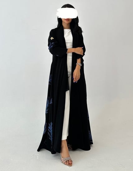 عباية كريب أسود فاحم تطريز عسف أزرق