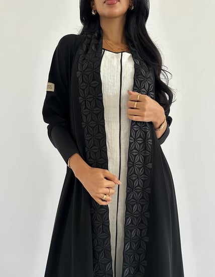 كريب صيفي مطرز اسود كلوش اكمام استرتش ضيقة