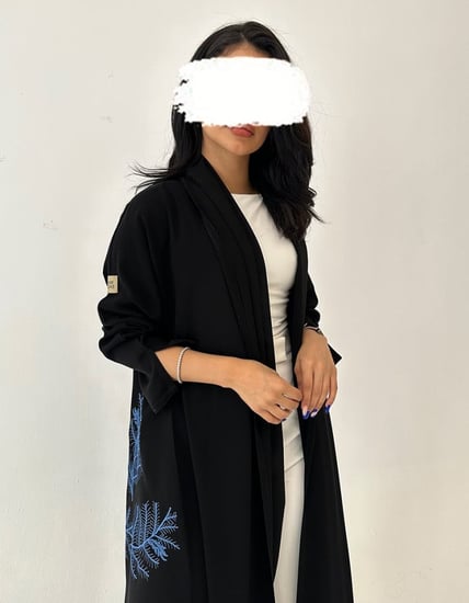 عباية كريب أسود فاحم تطريز عسف أزرق