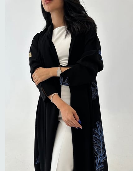 عباية كريب أسود فاحم تطريز عسف أزرق