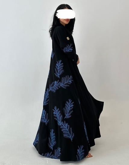 عباية كريب أسود فاحم تطريز عسف أزرق