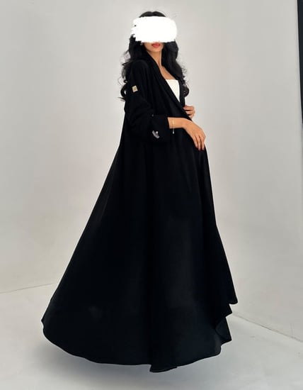 عباية سوداء أكمام مطرزه وكسره مطرزة كلوش