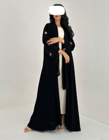عباية سوداء أكمام مطرزه وكسره مطرزة كلوش