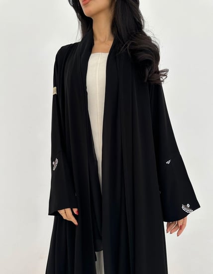 عباية سوداء أكمام مطرزه وكسره مطرزة كلوش