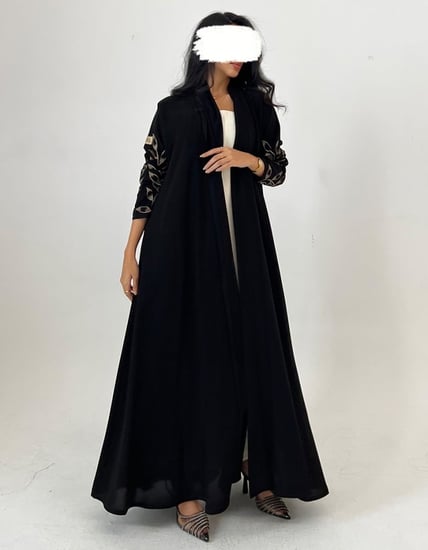 كريب أسود كلوش أكمام مطرزه