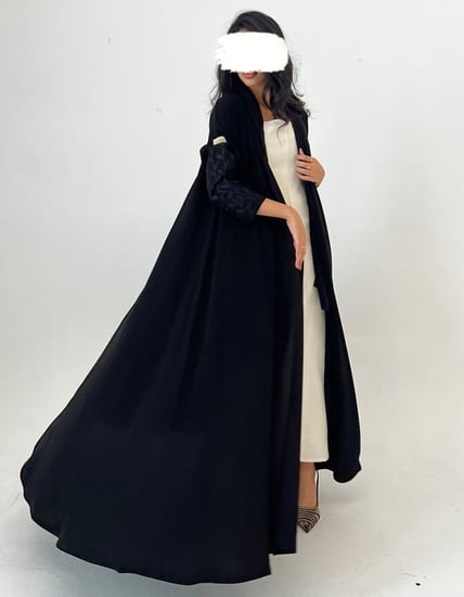 كريب كلوش أسود تطريز يدوي أكمام اغصان