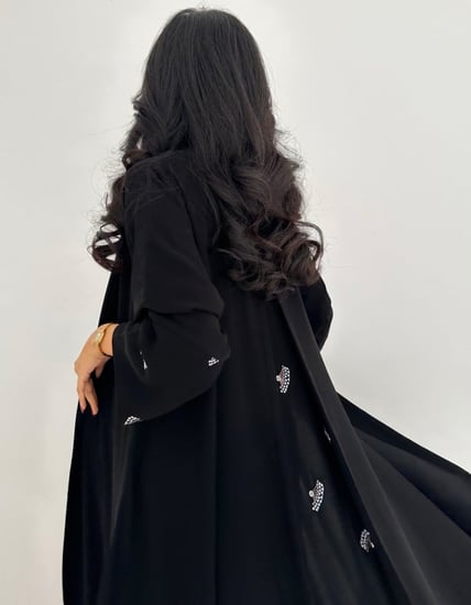 عباية سوداء أكمام مطرزه وكسره مطرزة كلوش