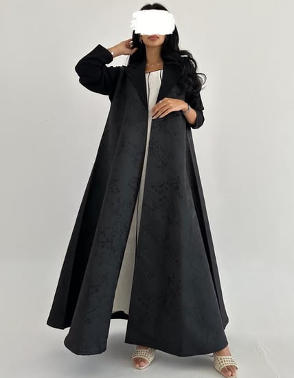 تفته مع ياقة وأكمام ساده كلوش