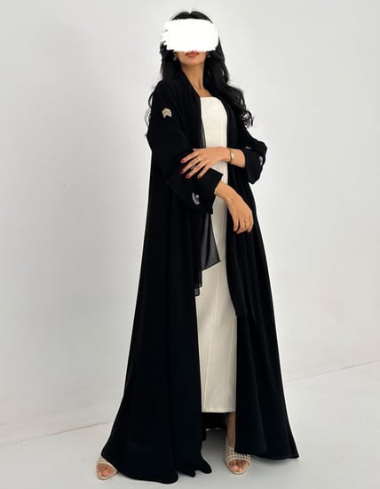 عباية سوداء أكمام مطرزه وكسره مطرزة كلوش