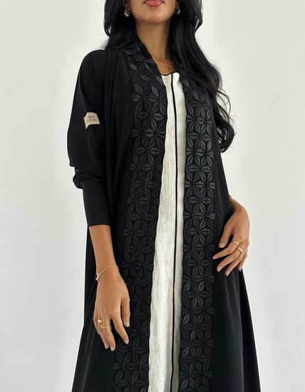 كريب صيفي مطرز اسود كلوش اكمام استرتش ضيقة